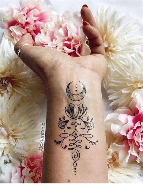 tatuaggio piccolo fiore|Tatuaggi fiori di loto: idee con foto, disegni e。